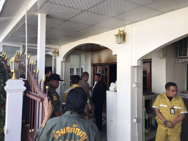 "ไฟไหม้บ้าน" หมู่บ้านหรู ย่านอุดมสุข58 คลอก ผอ.ชลประทานที่ 17 ดับคากองเพลิง