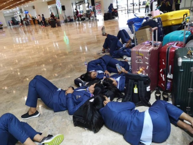 "ปลื้มจิตร์" โพสต์ฮา! ทีมนอนรอรถที่สนามบิน