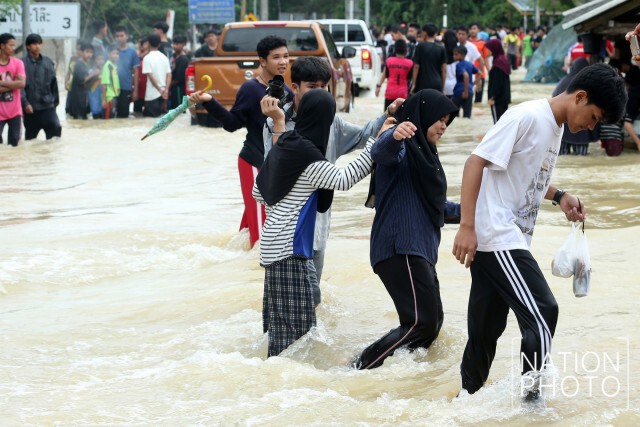 ฝนกระหน่ำแทบทั้งวัน นราธิวาสยังไม่พ้นวิกฤติน้ำท่วม