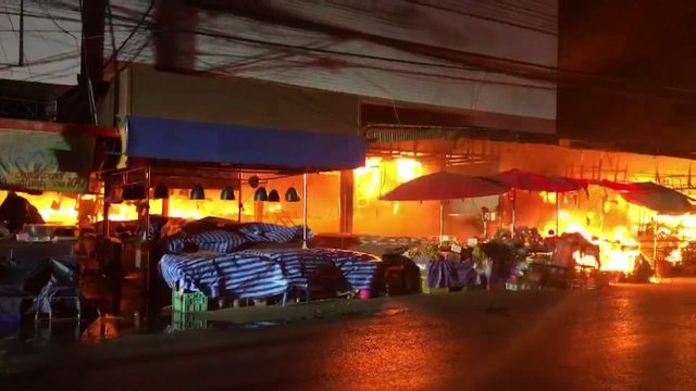 ไฟไหม้ตลาดสดกลางเมืองโคราช!