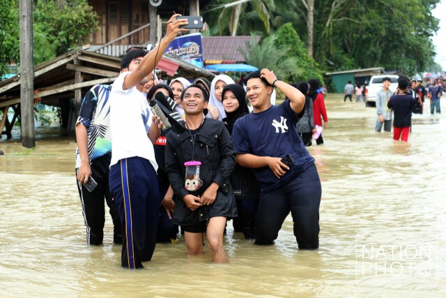 ฝนกระหน่ำแทบทั้งวัน นราธิวาสยังไม่พ้นวิกฤติน้ำท่วม