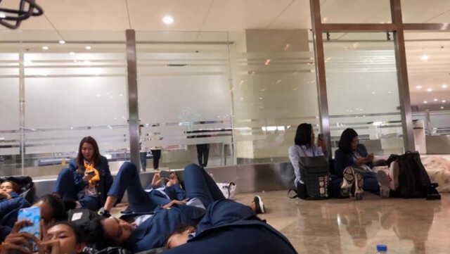 "ปลื้มจิตร์" โพสต์ฮา! ทีมนอนรอรถที่สนามบิน