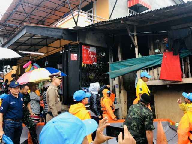 "บิ๊กแป๊ะ" สั่งตำรวจ 3 จว.ชายแดนใต้ เร่งช่วยชาวบ้าน จ.นราธิวาส ประสบภัยน้ำท่วม