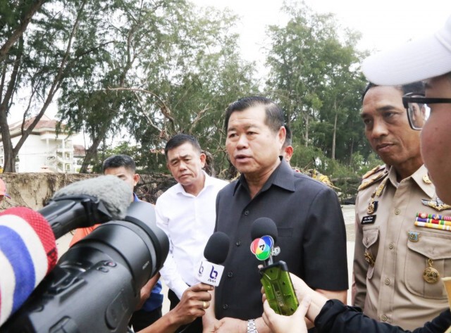 นิพนธ์ (มท.2)​ นำคณะลงพื้นที่หาดชลาทัศน์ สำรวจความเสียหาย