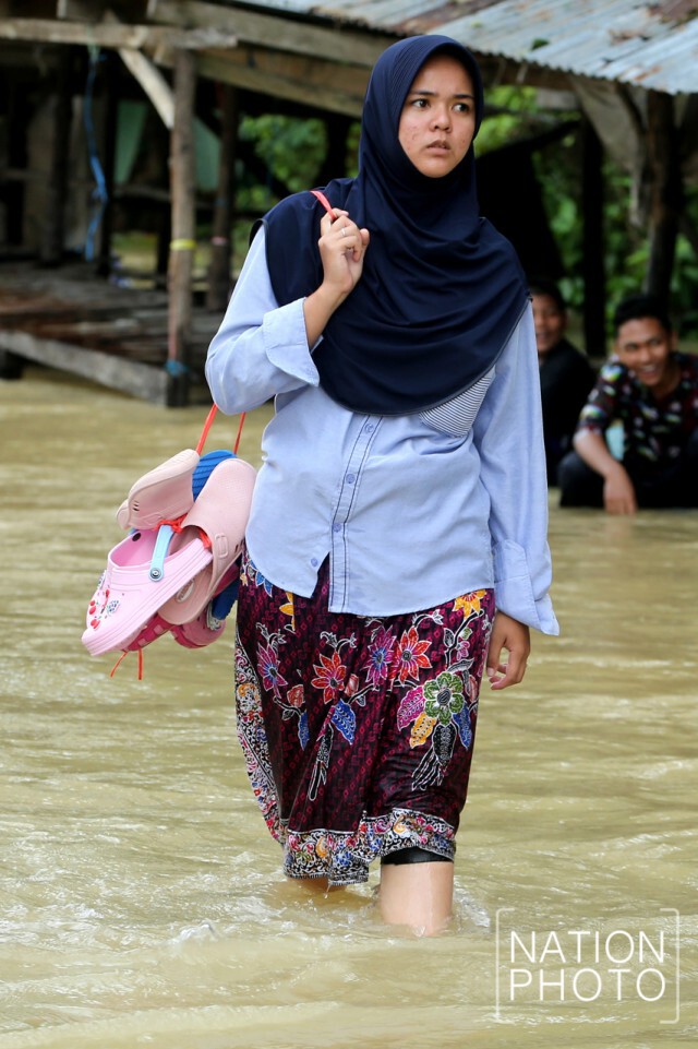 ฝนกระหน่ำแทบทั้งวัน นราธิวาสยังไม่พ้นวิกฤติน้ำท่วม