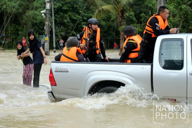 ฝนกระหน่ำแทบทั้งวัน นราธิวาสยังไม่พ้นวิกฤติน้ำท่วม