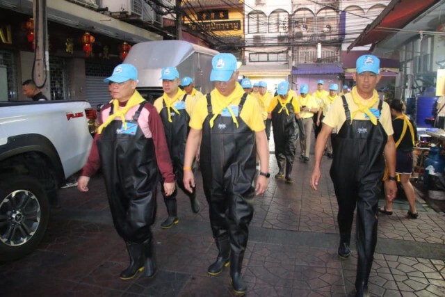 ผบ.ตร. นำจิตอาสา "เราทำความดี ด้วยหัวใจ" ขุดลอกท่อน้ำเสียบริเวณถนนเยาวราช