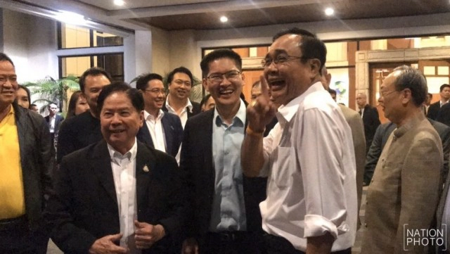 "บิ๊กตู่" ยิ้มแป้นหลังดินเนอร์ "พรรคร่วม" เชื่อพรุ่งนี้ไปทุกอย่างจะราบรื่น