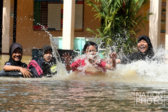 ปิดโรงเรียนนราธิวาส 35 แห่ง น้ำท่วมเริ่มคลี่คลาย แต่ต้องเฝ้าระวัง 3-7 ธ.ค.