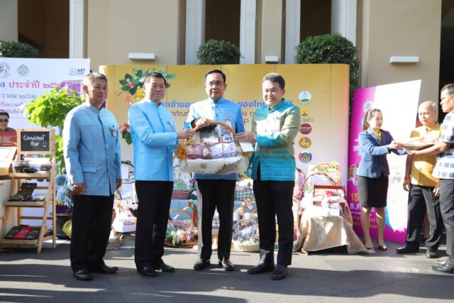 นิพนธ์ มท.2 ตัวแทนกระทรวงมหาดไทย มอบกระเช้าของขวัญปีใหม่ แด่ นายก