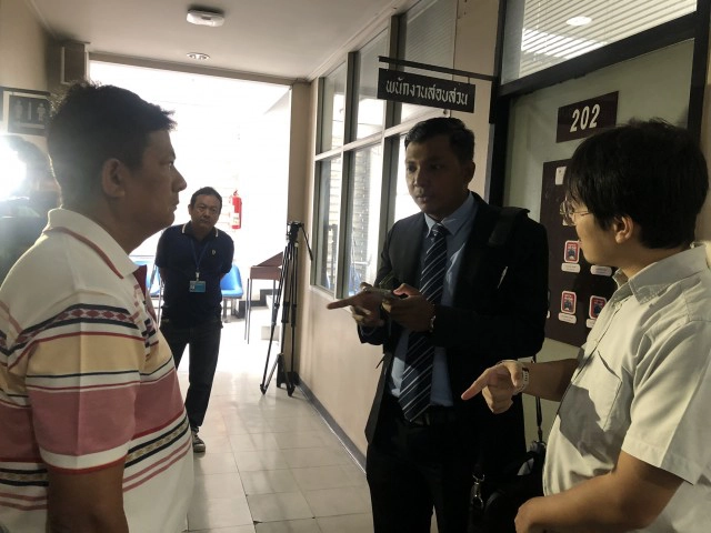 พ่อค้าส้มตำพร้อมลูก ร้องกองปราบถูกตำรวจกรรโชกเงินสินบน 5 หมื่น