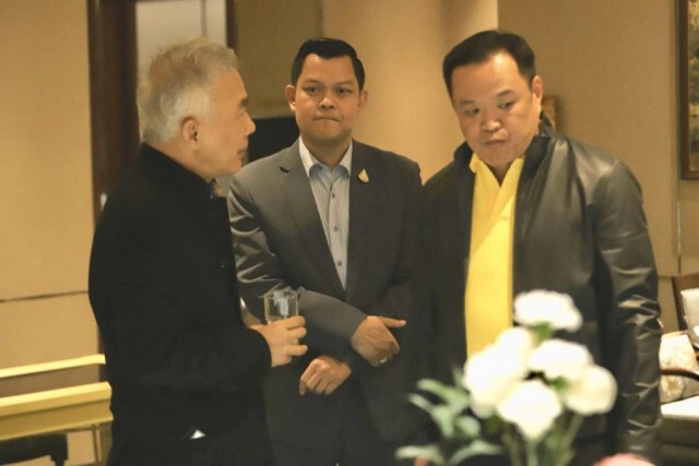 "มงคลกิตติ์" โผล่ดินเนอร์กับ "พรรคร่วม"