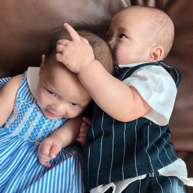 มีก้า-มีญ่า ลูกฝาแฝดของป๊อก-มาร์กี้ อายุครบ 8 เดือน