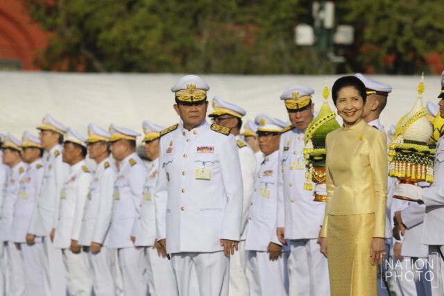"ประยุทธ์" นำครม.-ประชาชน ตักบาตรวันพ่อแห่งชาติ