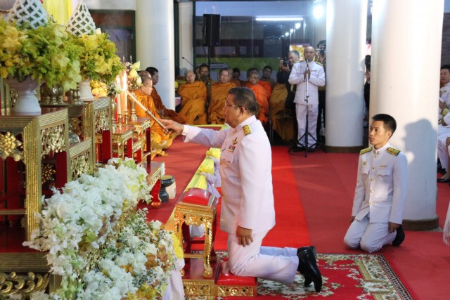 พ่อเมืองเชียงใหม่นำตักบาตรพระ 89 รูป เนื่องในวันพ่อแห่งชาติ