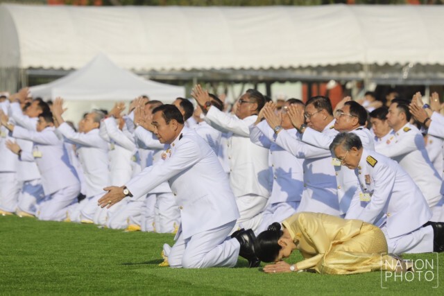 "ประยุทธ์" นำครม.-ประชาชน ตักบาตรวันพ่อแห่งชาติ