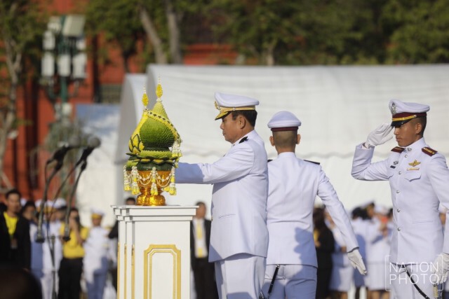 "ประยุทธ์" นำครม.-ประชาชน ตักบาตรวันพ่อแห่งชาติ