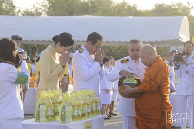 "ประยุทธ์" นำครม.-ประชาชน ตักบาตรวันพ่อแห่งชาติ