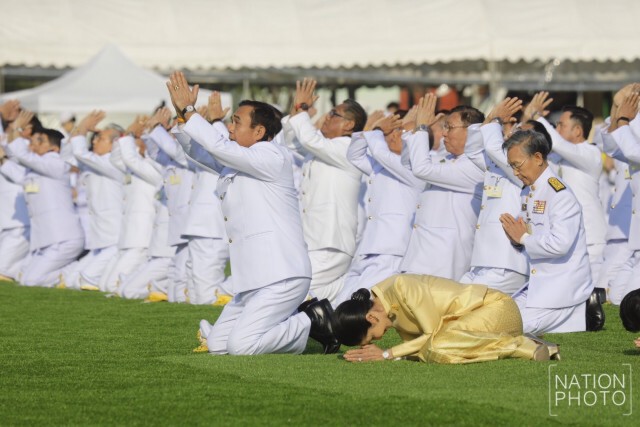 "ประยุทธ์" นำครม.-ประชาชน ตักบาตรวันพ่อแห่งชาติ