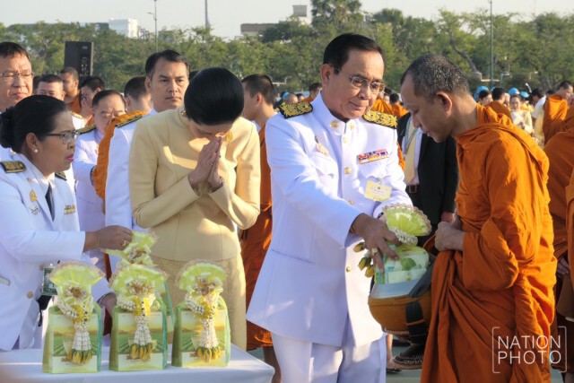 "ประยุทธ์" นำครม.-ประชาชน ตักบาตรวันพ่อแห่งชาติ