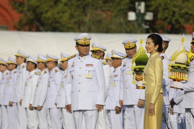 "ประยุทธ์" นำครม.-ประชาชน ตักบาตรวันพ่อแห่งชาติ