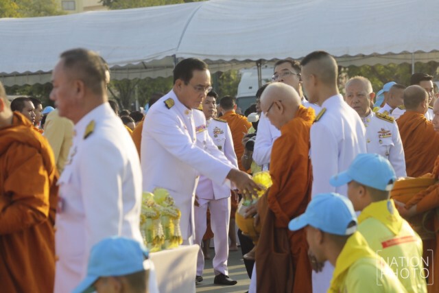 "ประยุทธ์" นำครม.-ประชาชน ตักบาตรวันพ่อแห่งชาติ