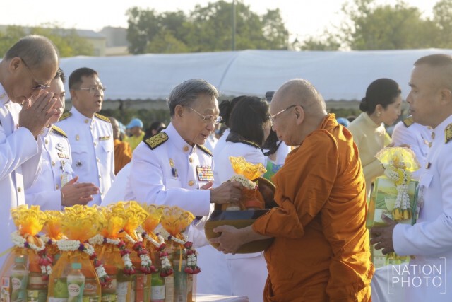 "ประยุทธ์" นำครม.-ประชาชน ตักบาตรวันพ่อแห่งชาติ