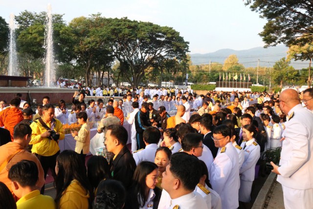 พ่อเมืองเชียงใหม่นำตักบาตรพระ 89 รูป เนื่องในวันพ่อแห่งชาติ