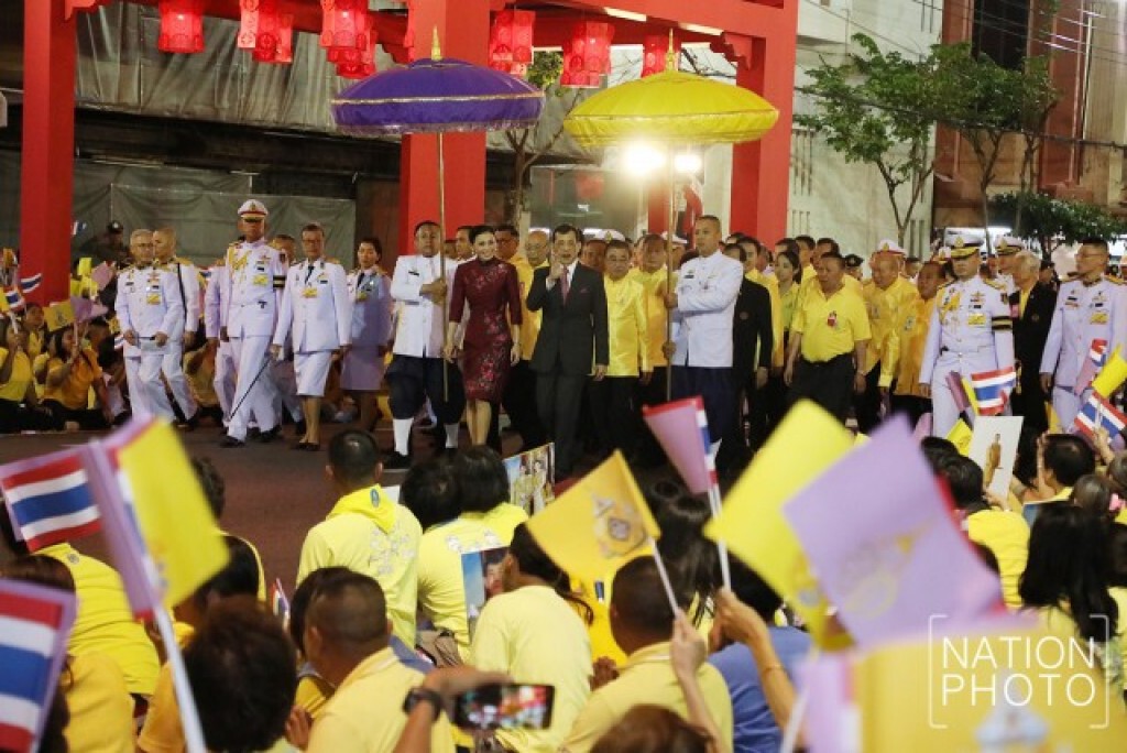พระเจ้าอยู่หัว-พระราชินี เสด็จเปิดนิทรรศการเฉลิมพระเกียรติ "ใต้ร่มพระบารมี สดุดีมหาจักรีวงศ์" พระเจ้าอยู่หัว-พระราชินี เสด็จเปิดนิทรรศการเฉลิมพระเกียรติ "ใต้ร่มพระบารมี สดุดีมหาจักรีวงศ์"
