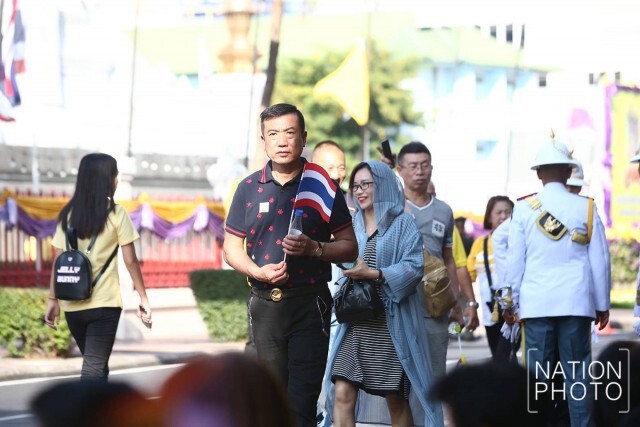 ประชาชนทยอยเดินทางมารอรับเสด็จในหลวง-ราชินี