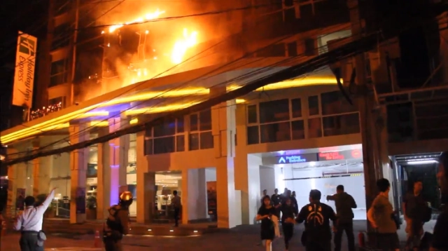 นักท่องเที่ยวกว่า 400 ชีวิต หนีตายอลหม่าน เหตุไฟไหม้โรงแรมฮอลิเดย์ อินน์ พัทยา