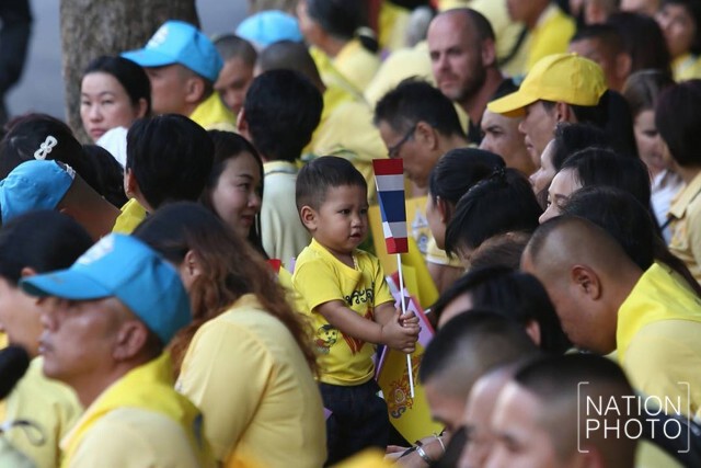 ประชาชนทยอยเดินทางมารอรับเสด็จในหลวง-ราชินี
