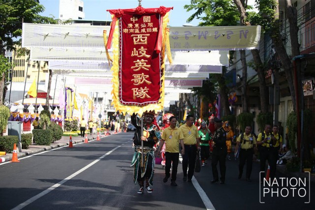 ประชาชนทยอยเดินทางมารอรับเสด็จในหลวง-ราชินี