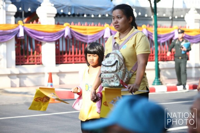 ประชาชนทยอยเดินทางมารอรับเสด็จในหลวง-ราชินี