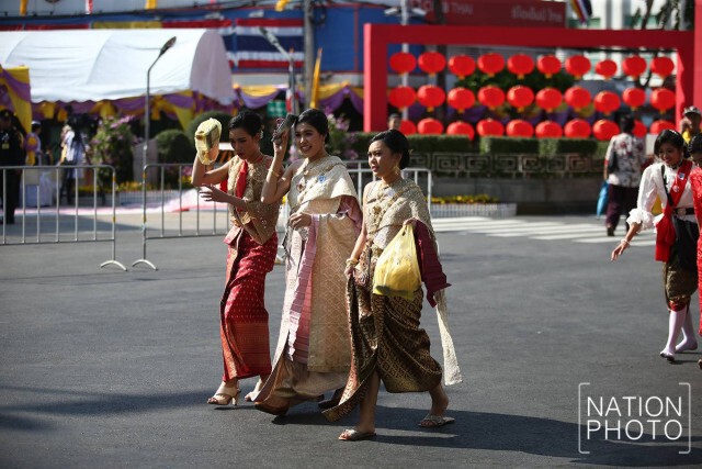 ประชาชนทยอยเดินทางมารอรับเสด็จในหลวง-ราชินี