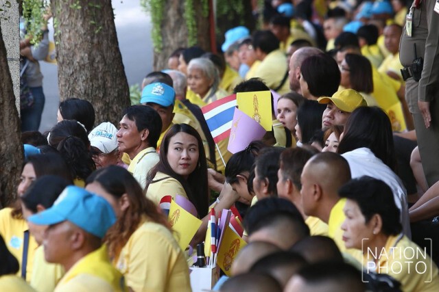 ประชาชนทยอยเดินทางมารอรับเสด็จในหลวง-ราชินี