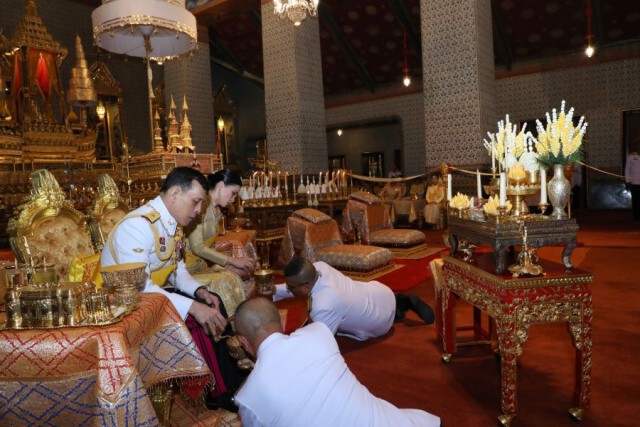 ในหลวง-พระราชินี ทรงบำเพ็ญพระราชกุศลทักษิณานุปทาน ร. 9