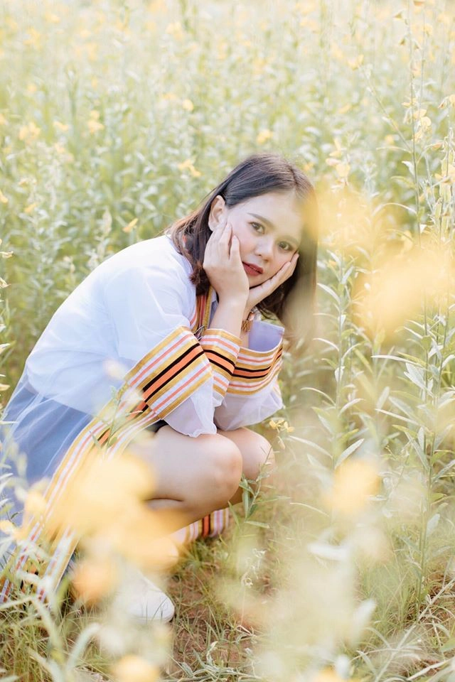 พ่อแม่ จัดเต็ม!! ทำป้ายไวนิลขนาดใหญ่ ร่วมยินดีลูกสาวเรียนจบ