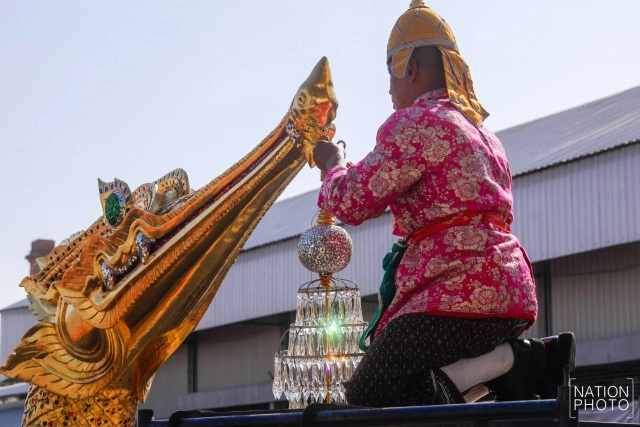 ประดับพู่เรือพระที่นั่งสุพรรณหงส์ เตรียมเรือพระราชพิธี