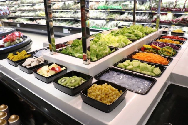 โปรดเกล้าฯ ให้พลอากาศเอกสถิตย์พงษ์ เป็นประธานในการเปิดร้านโกลเด้น เพลซ สาขาชวนชม เรือนจำคลองเปรม