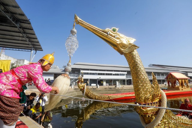 ประดับพู่เรือพระที่นั่งสุพรรณหงส์ เตรียมเรือพระราชพิธี