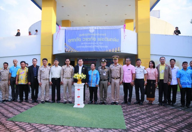 นิพนธ์  มอบนโยบายการป้องกันน้ำท่วมแบบบูรณาการ แก่อปท.ในจังหวัดสงขลา