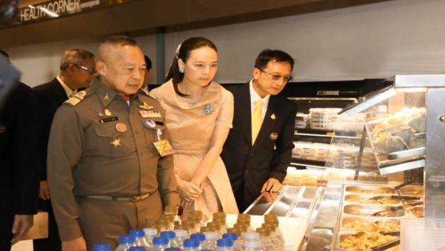 โปรดเกล้าฯ ให้พลอากาศเอกสถิตย์พงษ์ เป็นประธานในการเปิดร้านโกลเด้น เพลซ สาขาชวนชม เรือนจำคลองเปรม