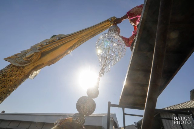 ประดับพู่เรือพระที่นั่งสุพรรณหงส์ เตรียมเรือพระราชพิธี