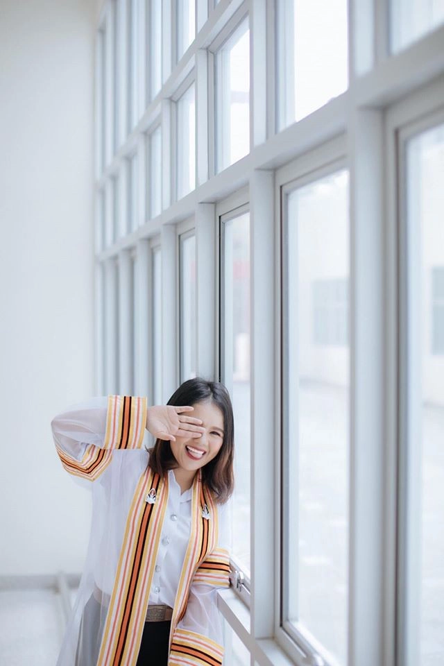 พ่อแม่ จัดเต็ม!! ทำป้ายไวนิลขนาดใหญ่ ร่วมยินดีลูกสาวเรียนจบ