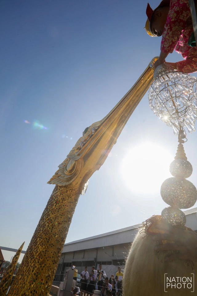 ประดับพู่เรือพระที่นั่งสุพรรณหงส์ เตรียมเรือพระราชพิธี