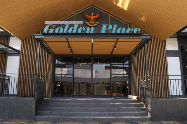 โปรดเกล้าฯ ให้พลอากาศเอกสถิตย์พงษ์ เป็นประธานในการเปิดร้านโกลเด้น เพลซ สาขาชวนชม เรือนจำคลองเปรม