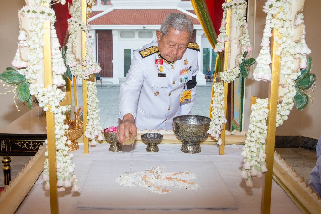 โปรดเกล้าฯให้ผู้แทนพระองค์ บำเพ็ญพระราชกุศลเก็บอัฐิ "พล.อ. เปรม" โปรดเกล้าฯให้ผู้แทนพระองค์ บำเพ็ญพระราชกุศลเก็บอัฐิ "พล.อ. เปรม"