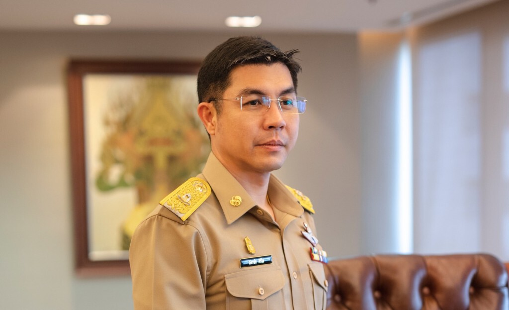 ธอส. มอบปฏิทิน 15,000 ชุดให้กองทัพเรือมอบให้ประชาชนร่วมเฝ้าฯ รับเสด็จ