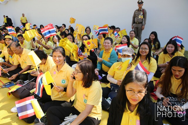 พสกนิกรทั่วไทย ร่วมใจรอรับเสด็จ "ในหลวง-พระราชินี" ในการเสด็จพระราชดำเนินเลียบพระนคร